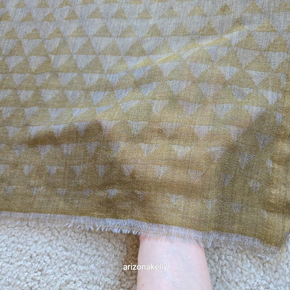 NWOT Cashmere Woven Scarf Lightweight Triangle Pattern With Subtle Gold Shimmer - Picture 6 of 16